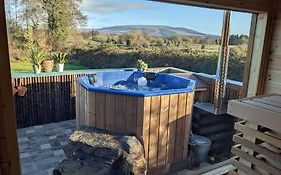 Secluded Private Cottage Hot-Tub, Sauna & Fire-Pit
